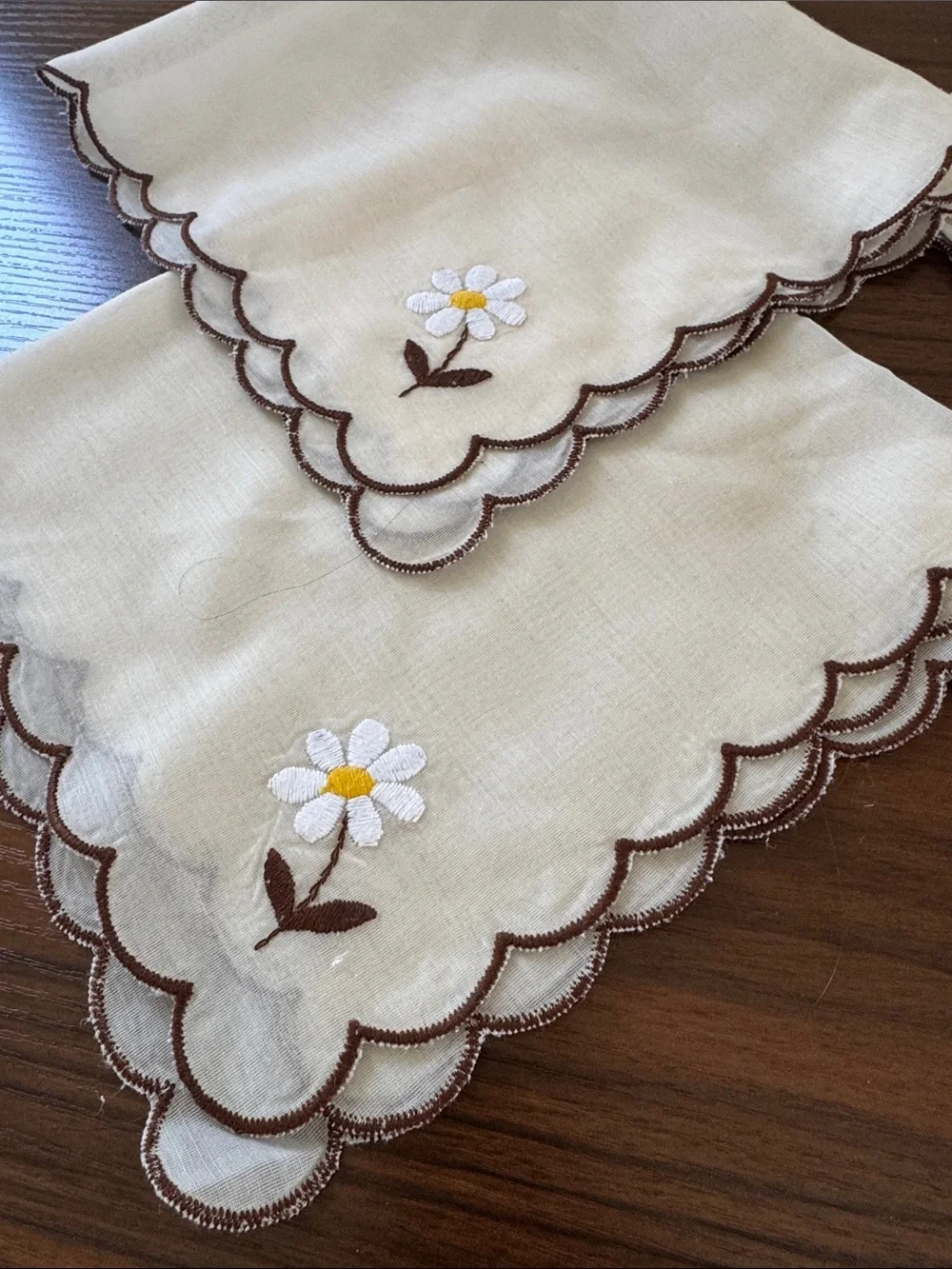 Vintage 70s Sheer Cream Embroidered Napkins Set of 4 Scalloped Edge Floral Daisy